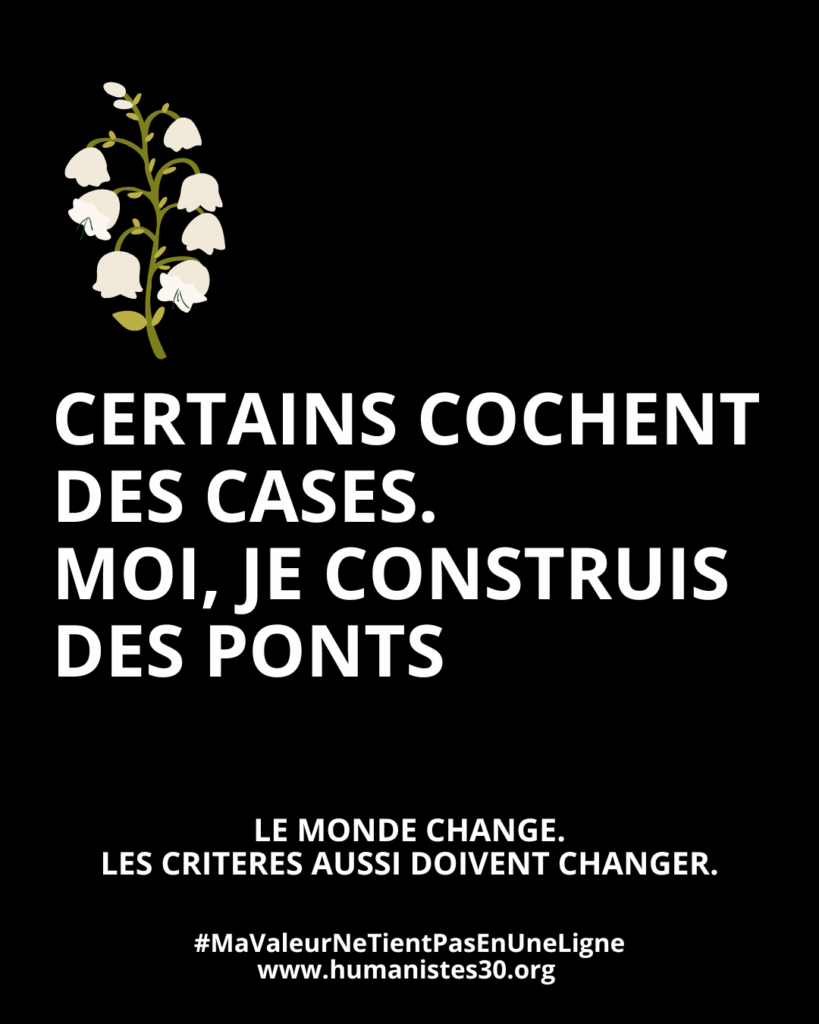 Texte sur fond noir avec un texte en majuscules blanches et un brin de muguet pour le 1er mai. Le texte est : "Certans cochent des cases. Moi, je construis des ponts " En dessous, en plus petit : "Le monde change. Les critères aussi doivent changer." Puis encore en dessous : le hashtag #mavaleurnetientpasenuneligne et l'adresse du site www.humanistes.org
